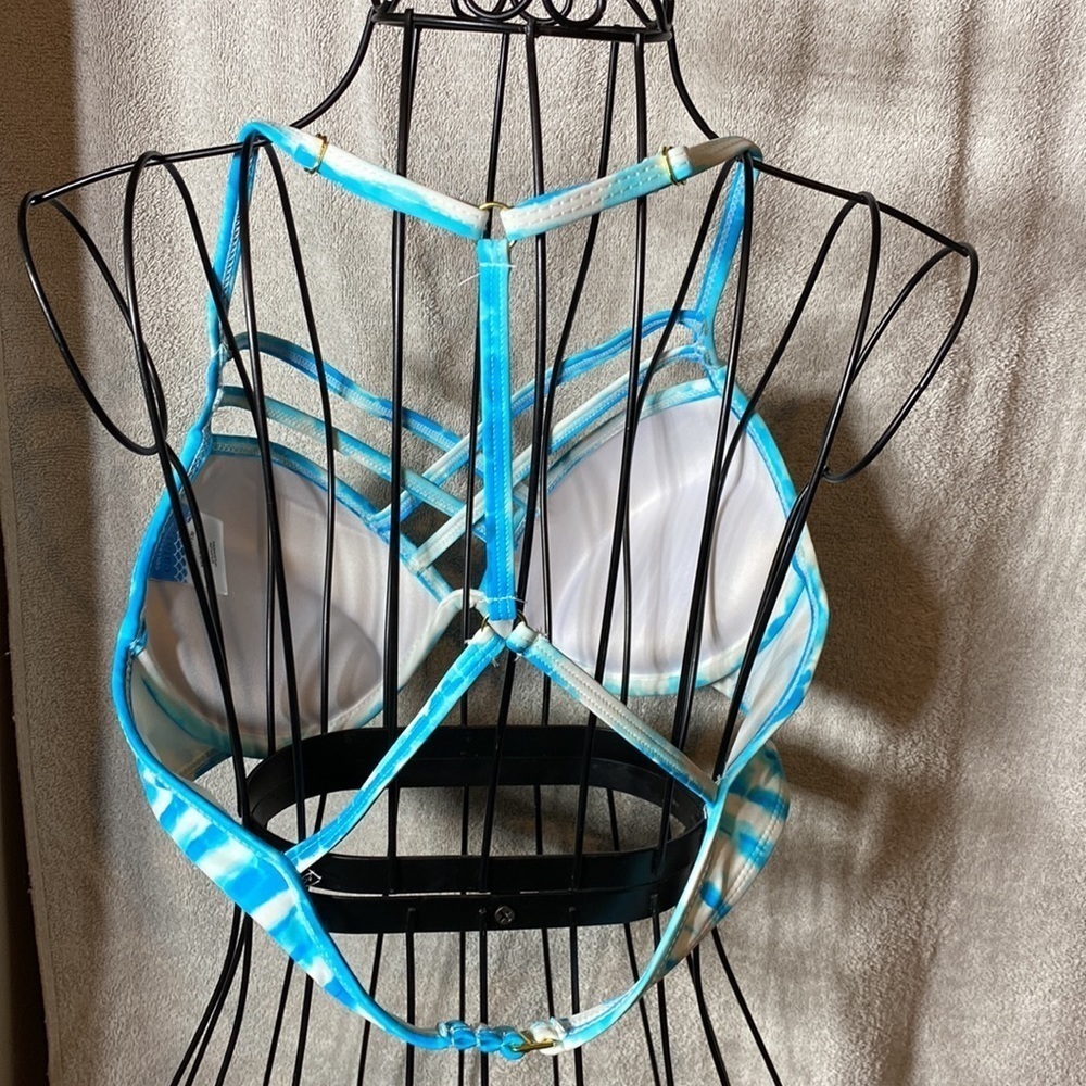 Catalina bikini swimsuit top🏖​​​​ - Picture 2 of 7